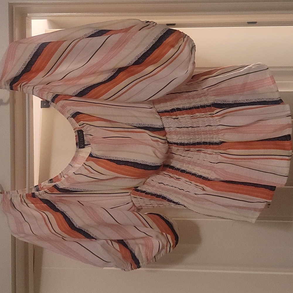 Large Venus brand puff sleeve crop top